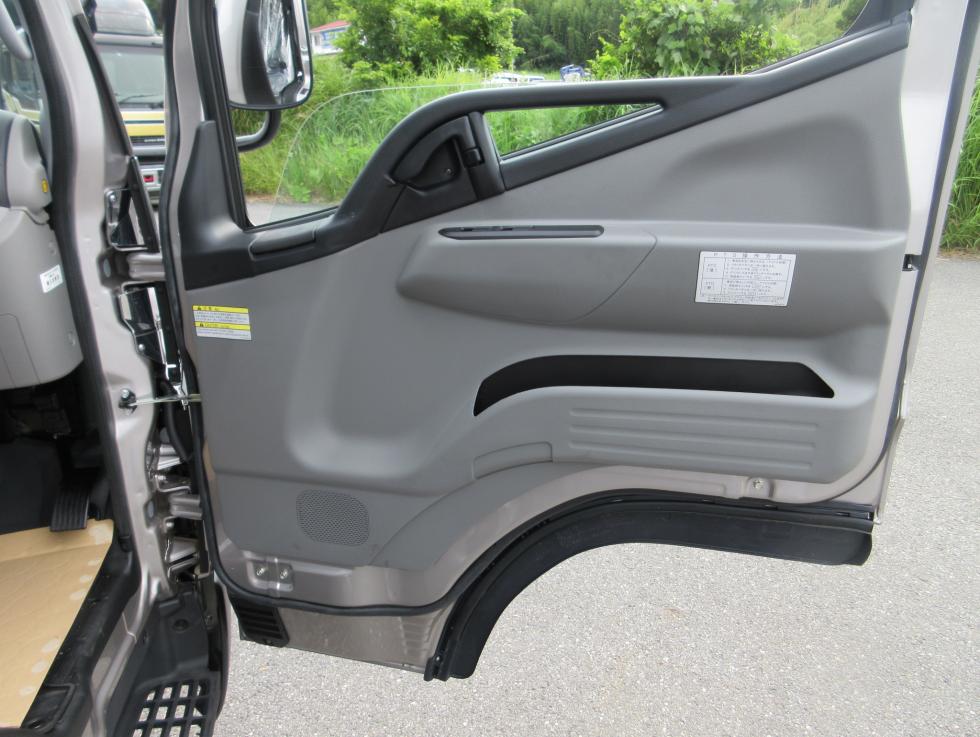 三菱 平ボデー・Wキャブ・シャーシ 小型  2PGーFEB90 8枚目