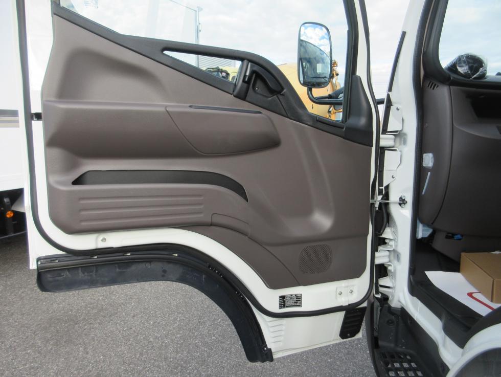 三菱 平ボデー・Wキャブ・シャーシ 小型  2PGーFEB90 20枚目